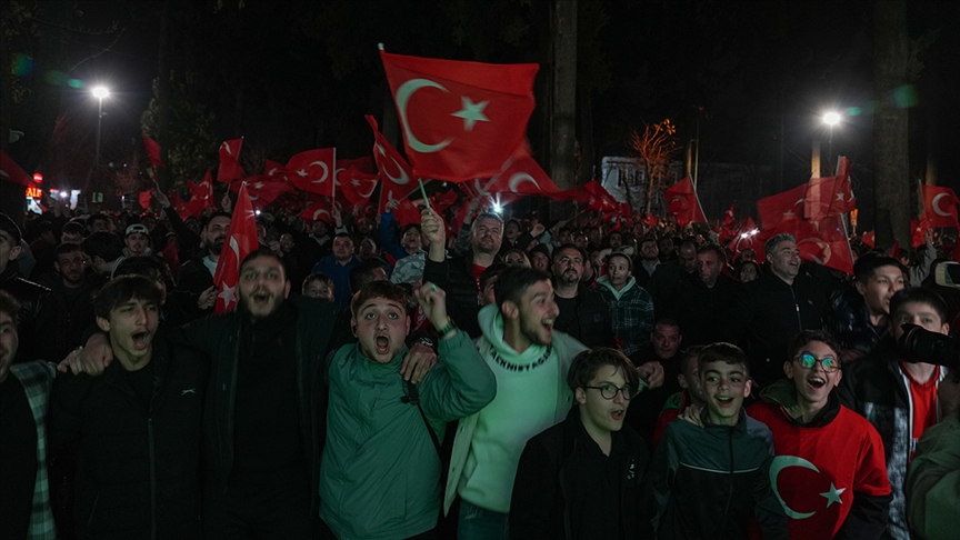 Türkiye'nin 24 yıl sonra 2026 Dünya Kupası'na katılma hakkı kazanmasını vatandaşlar sevinç gösterileriyle kutladı